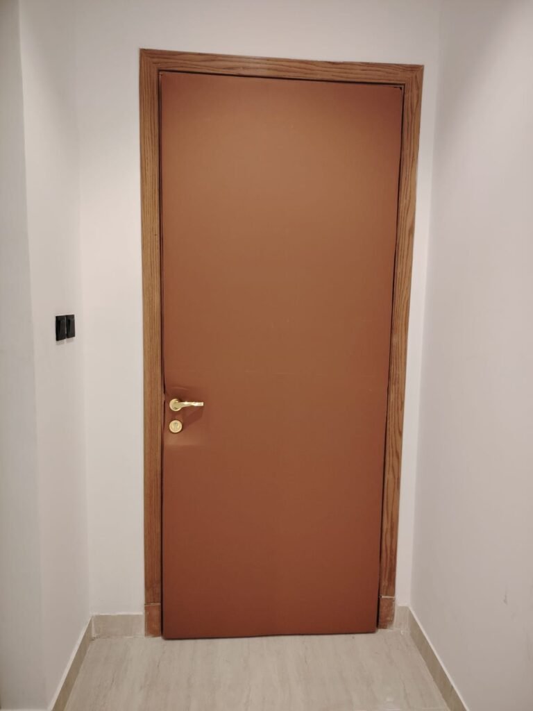 عازل صوت للباب الخشب