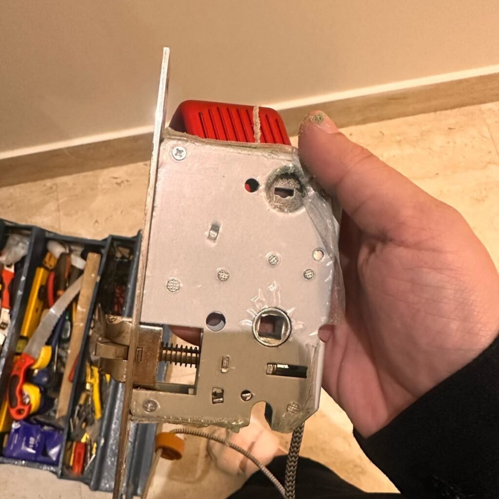 قفل الباب الذكي بالدمام